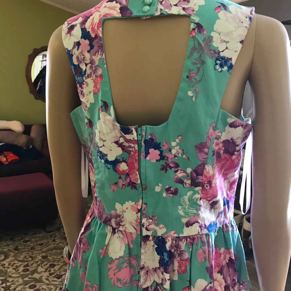Dresses - Picture 2 of 2
